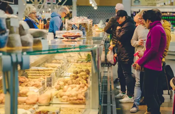 Gdzie zjeść w Rydze? Odkryj najlepsze miejsca na pyszne jedzenie