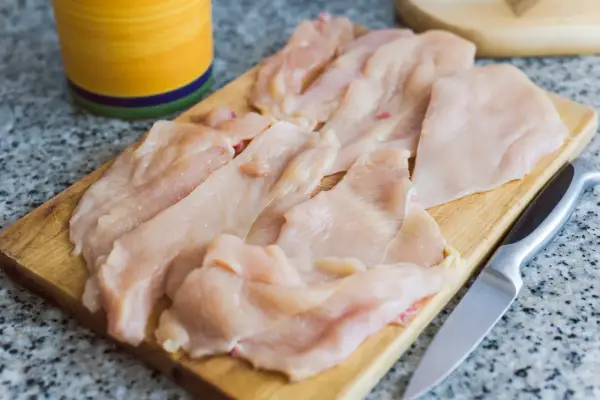 Jak kroić pierś z kurczaka na kotlety, by uniknąć błędów w kuchni